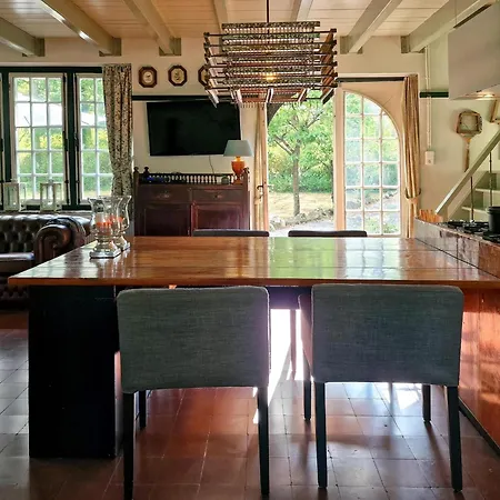 Historic Romantic Pavilion Retreat For 4